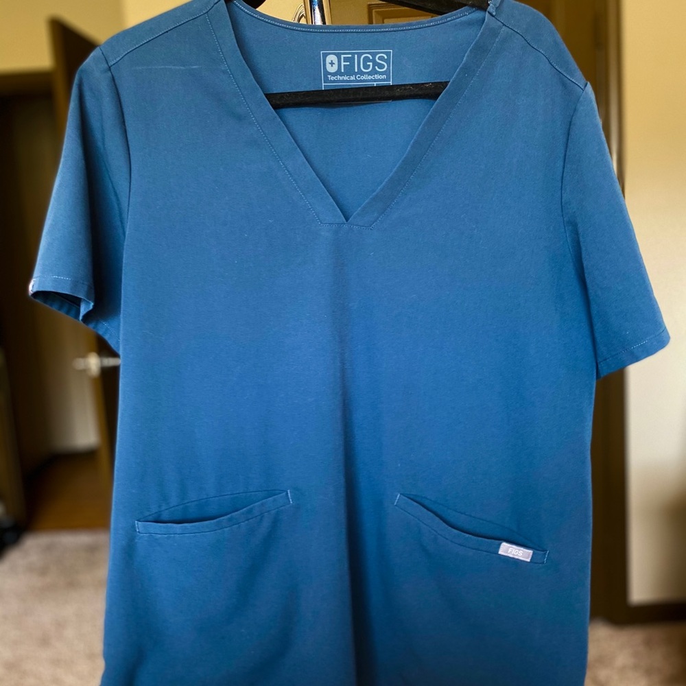 FIGS DARK HARBOR XL CASMA THREE-POCKET SCRUB TOP
